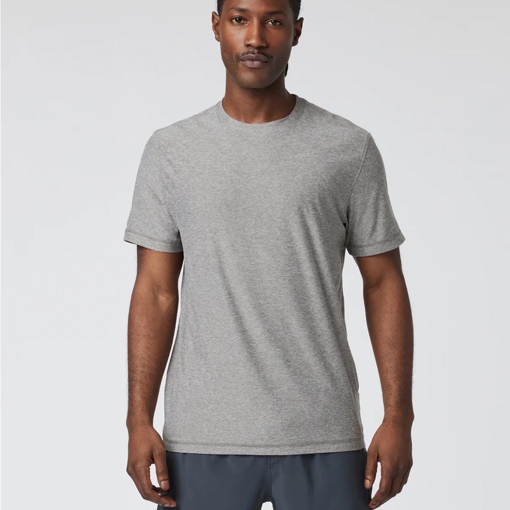 Vuori Strato Tech Performance Tee Men’s Medium Heather Grey